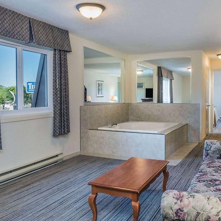 Travelodge By Wyndham Гананокве Экстерьер фото